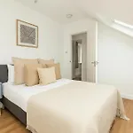 2 Bed Flat In Acton Town
