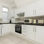 2 Bed Flat In Acton Town