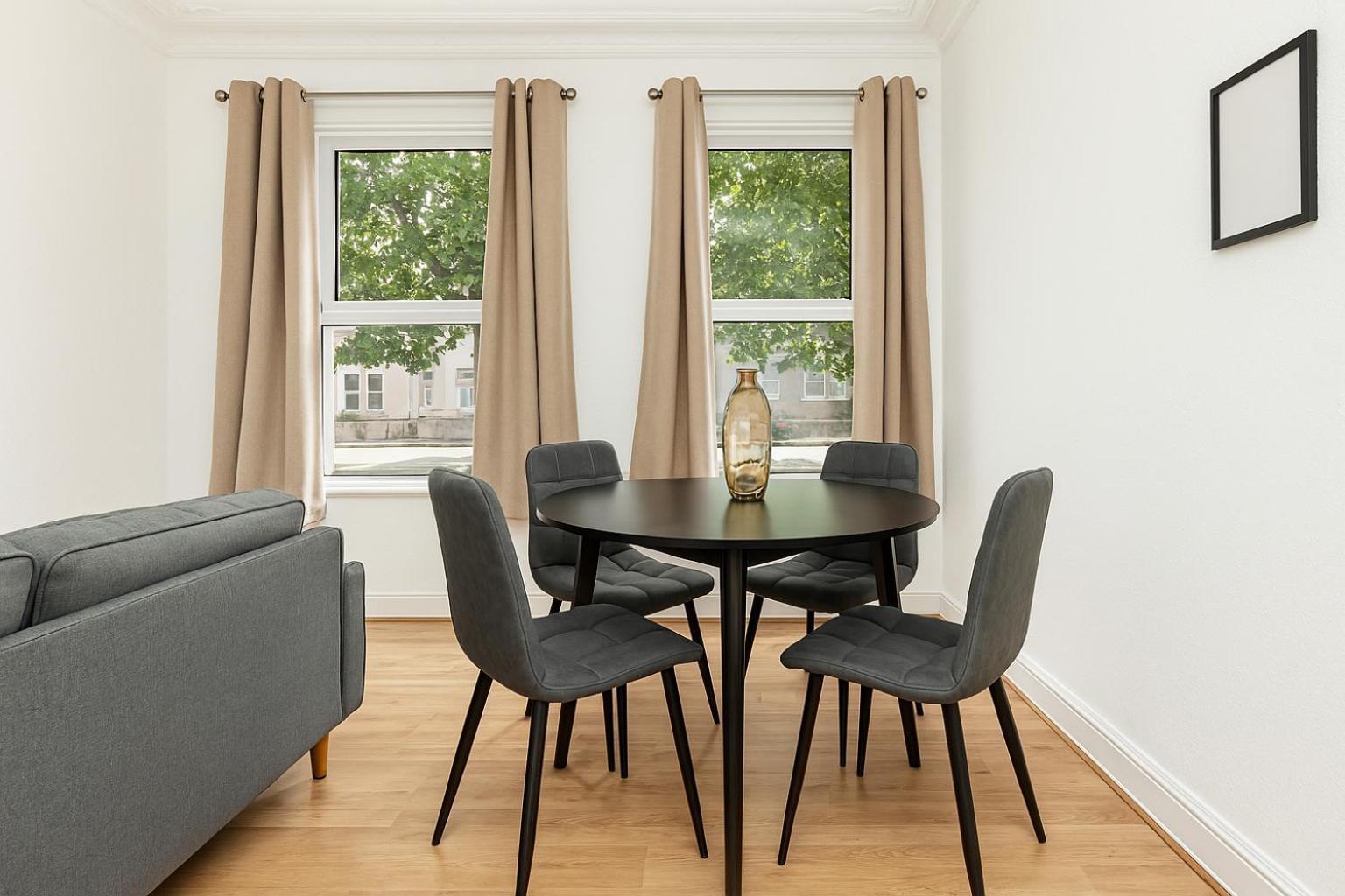 2 Bed Flat In Acton Town Londra