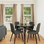 2 Bed Flat In Acton Town