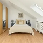 2 Bed Flat In Acton Town