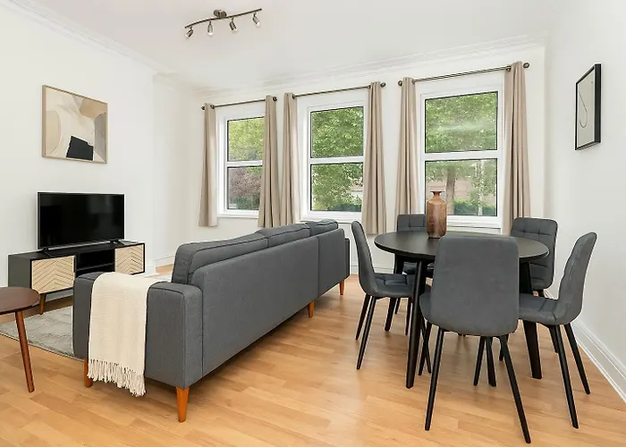 2 Bed Flat In Acton Town