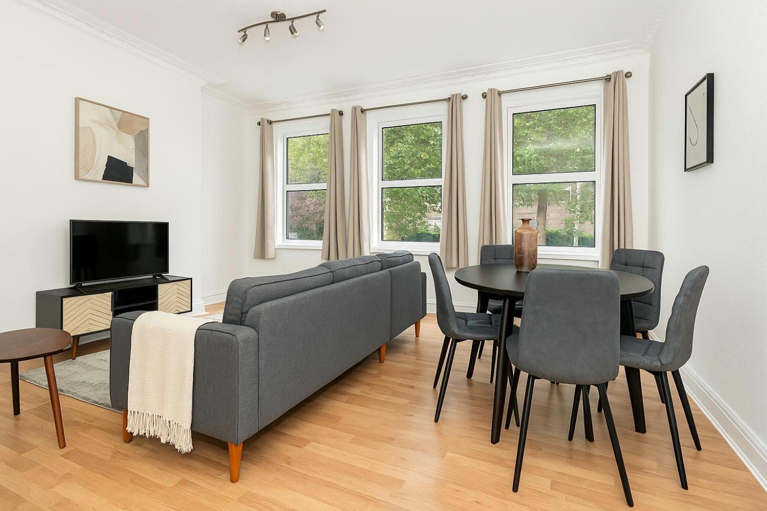 2 Bed Flat In Acton Town Apartment London